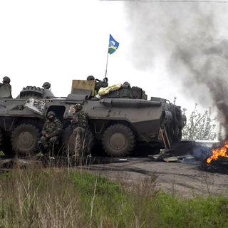 Checkpoint des troupes ukrainiennes à proximité de Slaviansk, ce jeudi 2 mai 2014. [Baz Ratner]