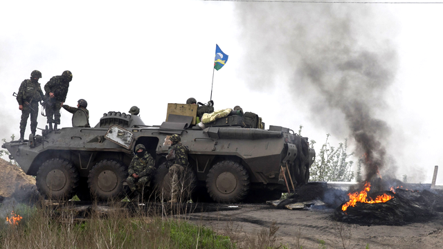 Checkpoint des troupes ukrainiennes à proximité de Slaviansk, ce jeudi 2 mai 2014. [Baz Ratner]