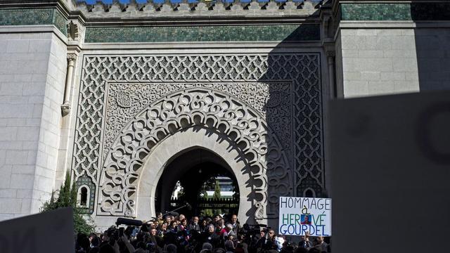 C'est devant la Grande Mosquée de Paris qu'un des principaux rassemblements a eu lieu. [YOAN VALAT]