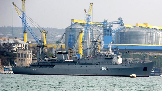 Image ici d'un navire de la marine ukrainienne, Slavutych, ancré dans le port de Sébastopol. [VIKTOR DRACHEV]