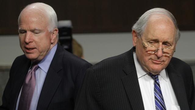 La commission d'enquête est emmenée par le démocrate Carl Levin (d.) et le républicain John McCain (g.), deux ténors du Sénat. [Gary Cameron]