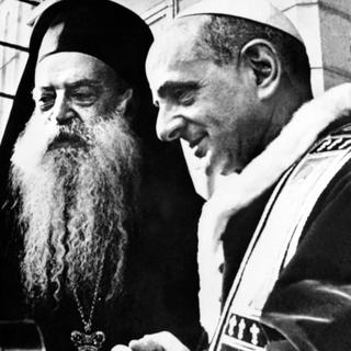 Le Pape Paul VI rencontre le patriarche orthodoxe Athenagoras, le 5 Janvier 1964, dans sa résidence de la délégation apostolique à Jérusalem en Israël.