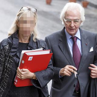 La victime de la tentative d'assassinat planifiée par son mari banquier, accompagnée de son avocat Marc Bonnant, au Palais de justice pour de l'ouverture du procès à Genève.
