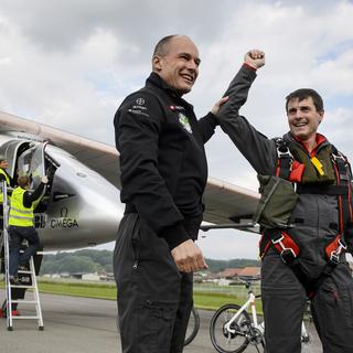 L'aventurier Bertrand Piccard (à gauche), co-fondateur de Solar Impulse, devant l'avion Solar Impulse 2. [Fabrice Coffrini]
