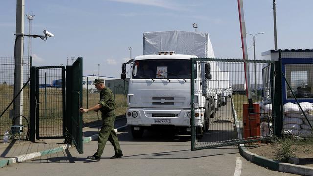 Le convoi humanitaire s'apprêtant à passer la frontière ukrainienne. [AP Photo/Sergei Grits]