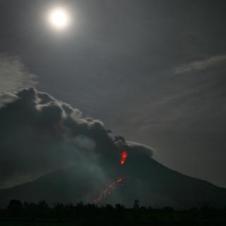 Mardi 14 janvier: nouvelle éruption du volcan Sinabung en Indonésie. [AP/Binsar Bakkara]