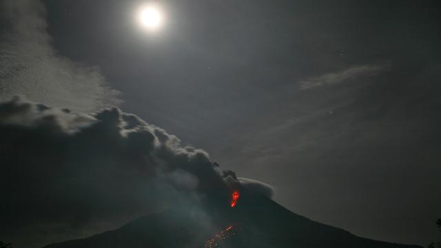 Mardi 14 janvier: nouvelle éruption du volcan Sinabung en Indonésie. [AP/Binsar Bakkara]