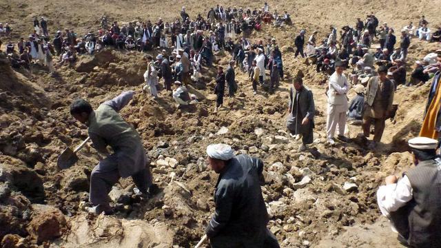 Des villageois afghans recherchant des survivants après le glissement de terrain qui a totalement enseveli un village. [Muhammad Sharif - EPA]