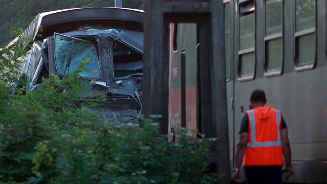 La collision serait survenue à petite vitesse alors que le TGV était en train de reprendre de la vitesse.