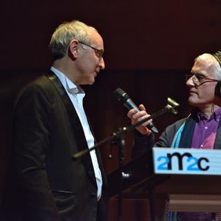 Hansruedi Kämpfen, directeur du Festival choral de Montreux, au micro de Jean-Pierre Amann en 2013. [MCF/Studio Curchod]