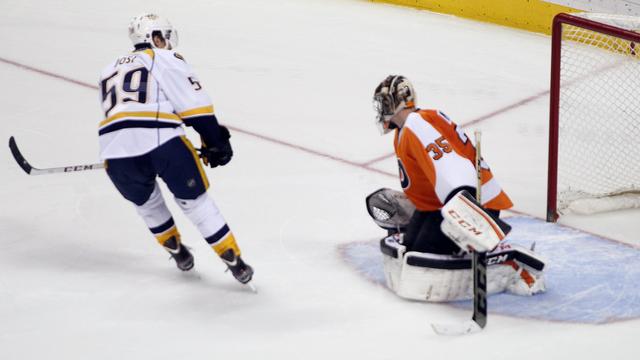 Roman Josi trompe Steve Mason pour offrir la victoire aux Predators. [Tom Mihalek]