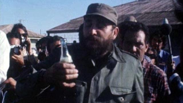 Fidel Castro savoure une bouteille de Coca-Cola.