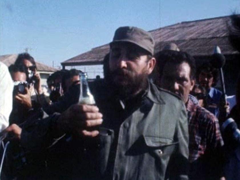 Fidel Castro savoure une bouteille de Coca-Cola.