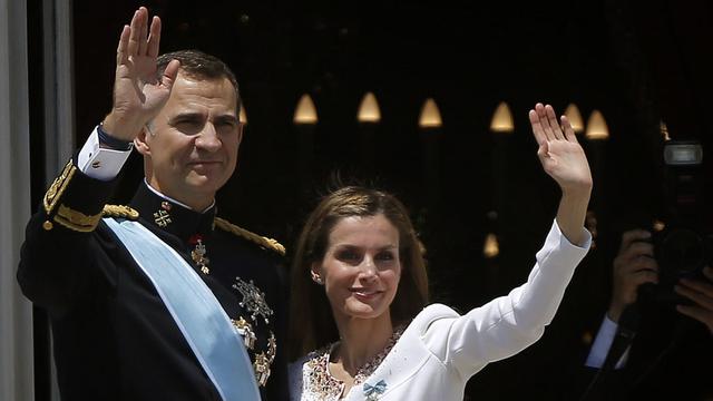 Le nouveau roi Felipe VI et la reine Letizia au balcon du Palais royal de Madrid, ce jeudi.