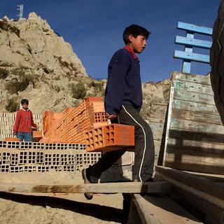 La Constitution bolivienne actuelle interdit le "travail forcé et l'exploitation des enfants", mais autorise le travail rémunéré à partir de 14 ans. [AP/Keystone - Jorge Saenz]