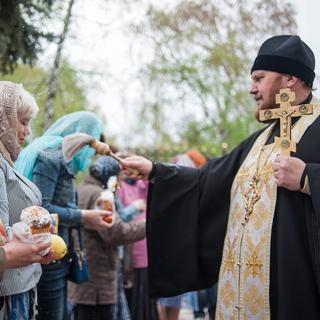 Un prêtre à Slaviansk en ce weekend pascal. [EPA/Keystone - Romain Pilipey]
