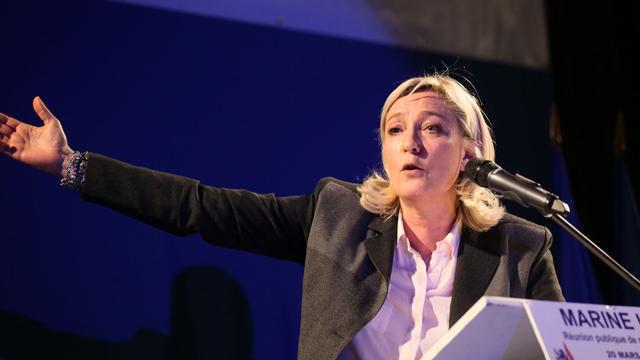 Marine Le Pen, présidente du Front National durant son discours de soutien au candidat Eric Dillies à Lille, le 20 mars 2014. [AFP - Citizenside/Thierry Thorel]