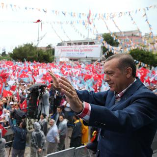 Recep Tayyip Erdogan, Turquie.-Le Premier ministre a choisi le lieu symbolique de Samsun pour le début de sa campagne, Ici, au troisième plan, son portrait à côté de celui de Mustafa Kemal Ataturk, le fondateur de la Turquie moderne. [Kayhan Ozer]