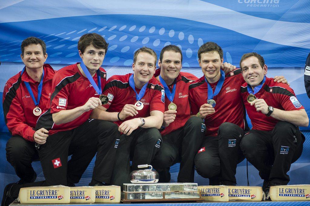 Schwarz (deuxième en partant de la gauche) exhibe sa médaille d'or européenne. [KEYSTONE - Carina Johansen]