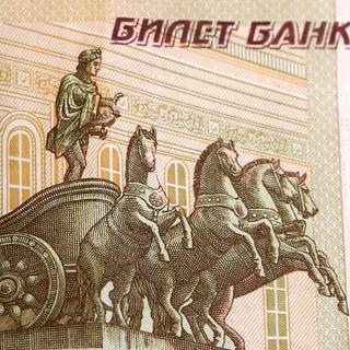 Le billet de 100 roubles, qui vaut environ 2 francs 60, n'est pas du goût du député russe. [Sergei Karpukhin]
