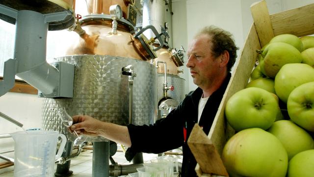 C'est la soupe à la grimace pour les producteurs de spiritueux. [AP Photo/Heribert Proepper]