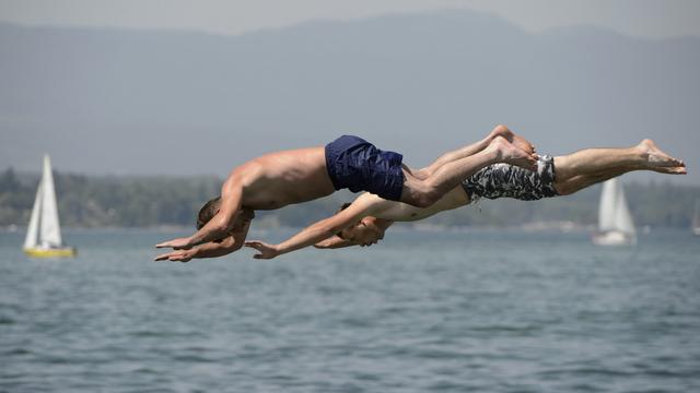 De nombreuses personnes se sont baignées dans le lac Léman ce dimanche à Genève. [Martial Trezzini]