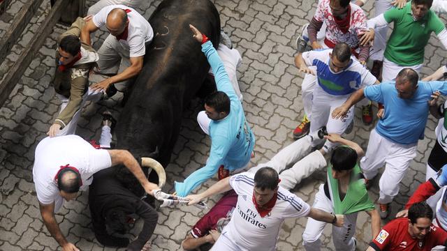 Le festival de San Fermin attire des centaines de milliers de personnes du monde entier à Pampelune, une ville d'environ 300'000 habitants. Ses corridas sont toutefois condamnées par les associations de protection des animaux. [Rafa Rivas]