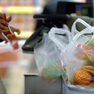 Les députés français ont adopté en commission un amendement gouvernemental interdisant les sacs plastique à usage unique à partir du 1er janvier 2016. Photo d'archives. [AFP PHOTO JEAN-PHILIPPE KSIAZEK]