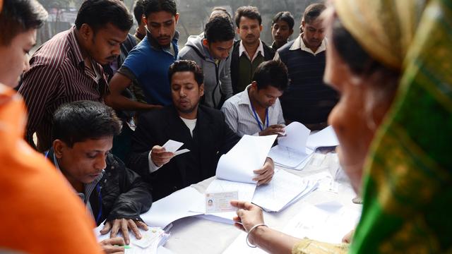 Des électeurs bangladais à Dacca, le 5 janvier 2014. [AFP Photo - Roberto Schmidt]