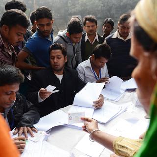 Des électeurs bangladais à Dacca, le 5 janvier 2014. [AFP Photo - Roberto Schmidt]
