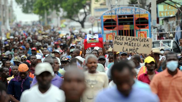 Des milliers d'Haïtiens ont défilé dans les rues de Port-au-Prince pour appeler à la démission du président Michel Martelly. [Hector RETAMAL]