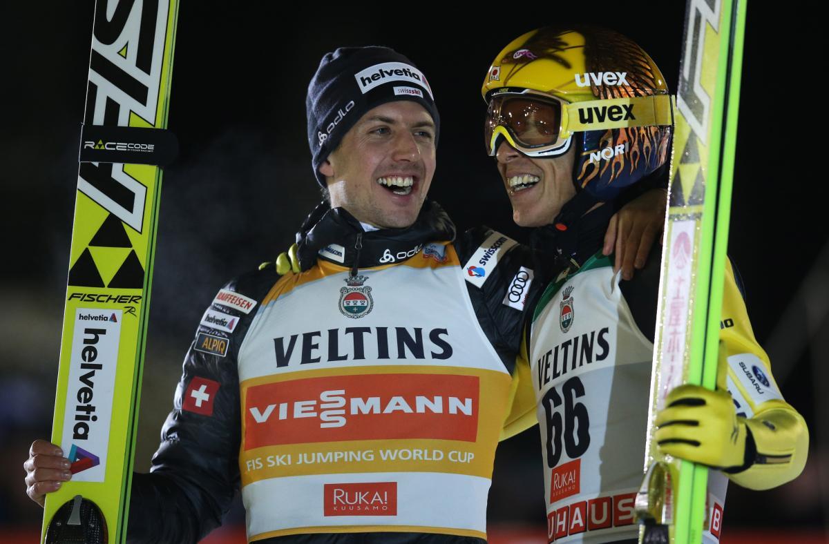 Simon Ammann (à g.) partage sa 23e victoire avec Noriaki Kasai. [EQ Images - Daniel Goetzhaber]