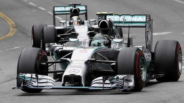 La course s'est encore résumée à un duel "fratricide" entre Rosberg et Hamilton. [Luca Bruno]