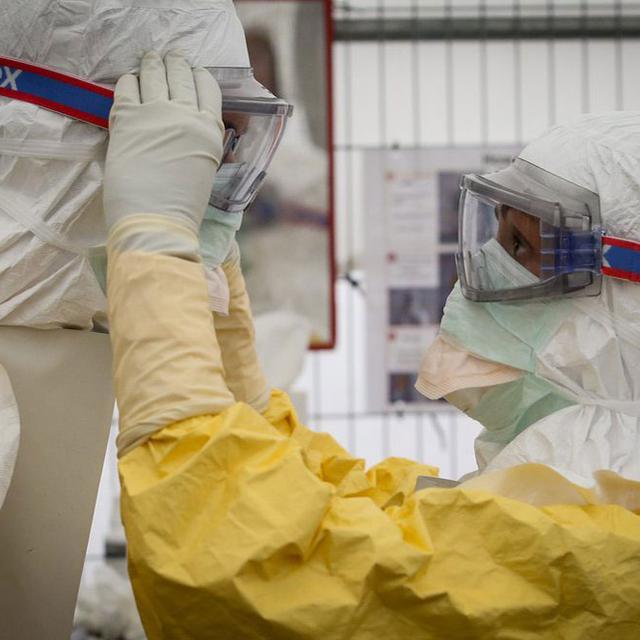 Une protection sans failles est nécessaire pour les médecins et infirmières qui traitent les malades d'Ebola. [Keystone - Olivier Hoslet]