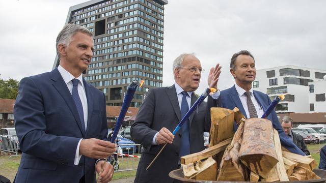 13 septembre 2014: les leaders du PLR mettent le feu à l'occasion d'une réunion du parti. [KEYSTONE - Sigi Tischler]