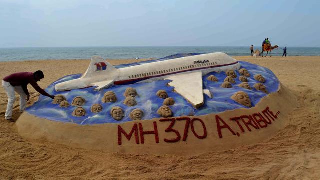 L'hommage du sculpteur sur sable indien Sudarsan Pattnaik aux victimes du MH370. [Asit Kumar]