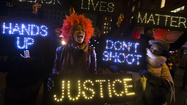 Entre 25'000 et 50'000 personnes ont défilé à New York. [Keystone - AP Photo/John Minchillo]