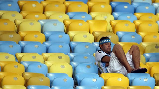 Un supporter argentin déçu. [EPA/Diego Azubel]