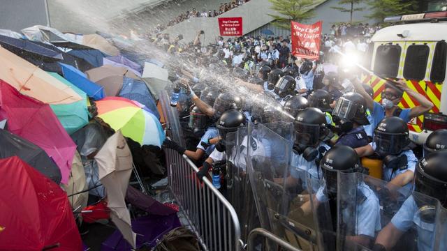 La tension était vive dimanche à Hong Kong. [EPA/Alex Hofford]