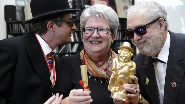 Pierrette Roulin-Grin a reçu la statuette de plâtre dorée samedi à Lausanne. [Keystone - Laurent Gilliéron]