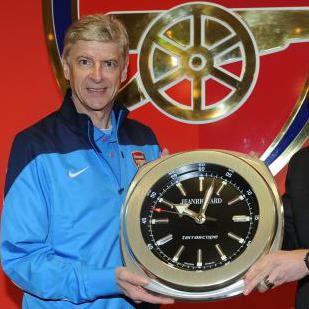 Le CEO de Jeanrichard Bruno Grande en compagnie d'Arsène Wenger, l'entraîneur d'Arsenal. [jeanrichard.com]