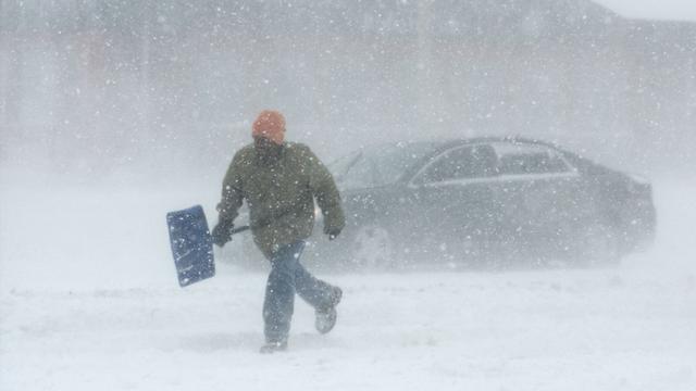 Un homme perdu sur une route de l'Illinois, en pleine tempête de neige. [KEYSTONE - AP Photo/The News-Gazette, Holly Hart]