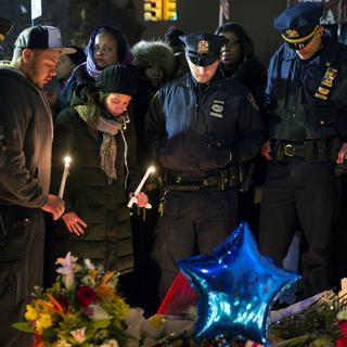 Collègues et proches des deux agents de police tués à New York. [AP Photo/Keystone - Craig Ruttle]