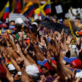 Une nouvelle mobilisation de l'opposition a rassemblé des milliers de personnes contre la "dictature" du président Nicolas Maduro. [AP/Keystone - Fernando Llano]