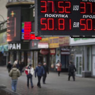 Les marchés russes ont chuté de 10% et le rouble atteint des niveaux jamais vus en raison de la crise ukrainienne. [AP Photo - Alexander Zemlianichenko]