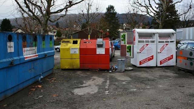 Un point de collecte communal dans le Jura. [RTS - Gaël Klein]