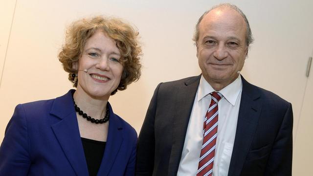 La maire de Zurich Corine Mauch (PS) et son rival Filippo Leutenegger (PLR) le 16 janvier 2014. [Walter Bieri]