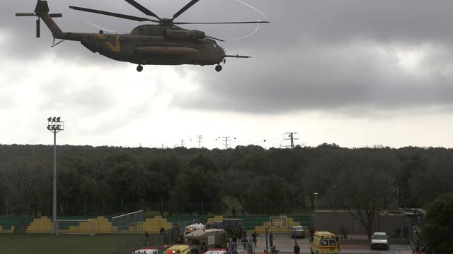 Un hélicoptère militaire israélien a emporté un soldat blessé lors d'une explosion à Golan mardi. [AFP - JALAA MAREY]