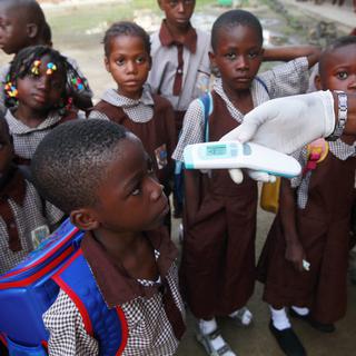 Dépistage d'Ebola dans une école de Lagos au Nigeria. [Sunday Alamba]