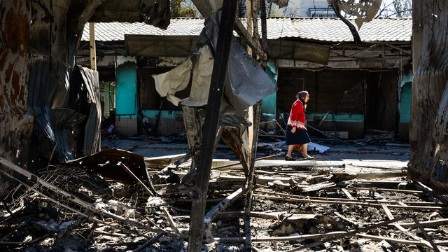 Des commerces détruits par des obus près de la gare de Donetsk, le 30 août. [AP Photo/Mstyslav Chernov]